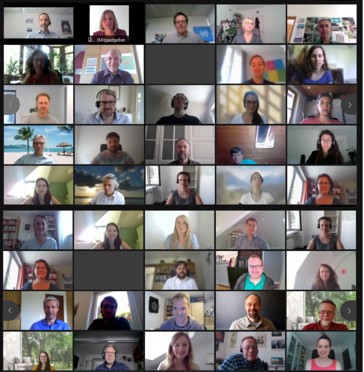 Screenshot ProPolis Gruppenbild der TeilnehmerInnen. Ausschnitt aus dem Publikum der Online-Veranstaltung. 